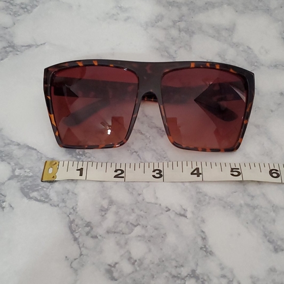 Oversized Sunglasses - Picture 5 of 6